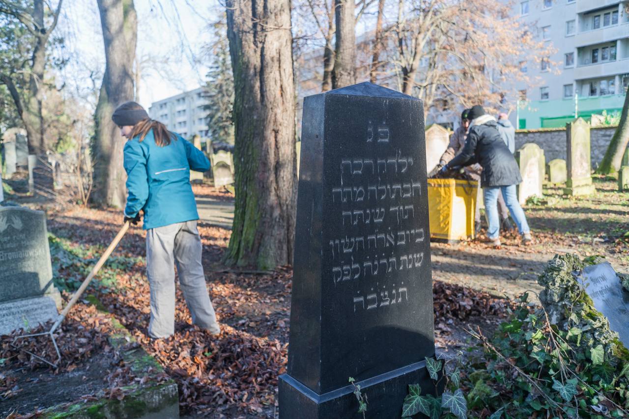 Magdeburg. Mitzvah Day mit Gummistiefeln